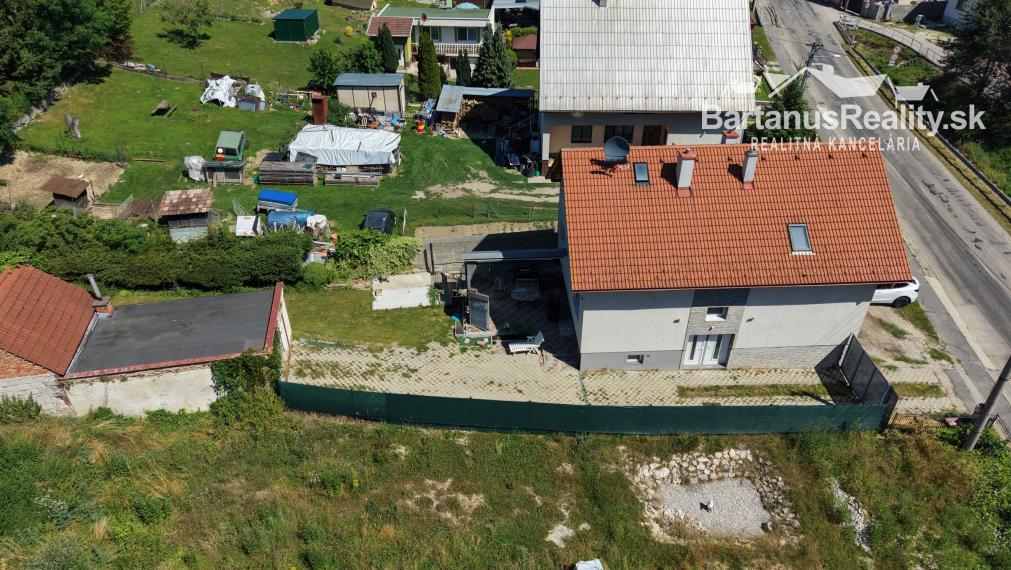 Na predaj rozmerný, čiastočne prerobený 6 izbový rodinný dom v obci Mníchova Lehota pri Trenčíne.