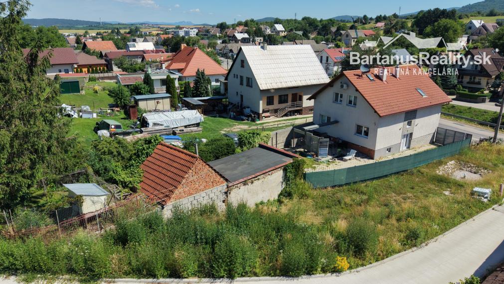 Na predaj rozmerný, čiastočne prerobený 6 izbový rodinný dom v obci Mníchova Lehota pri Trenčíne.