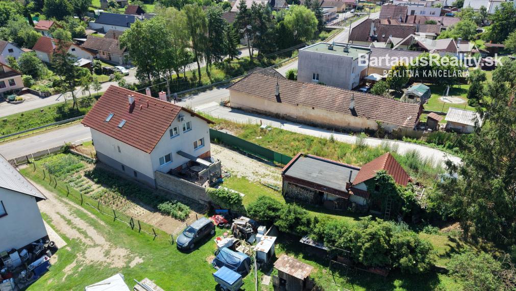 Na predaj rozmerný, čiastočne prerobený 6 izbový rodinný dom v obci Mníchova Lehota pri Trenčíne.