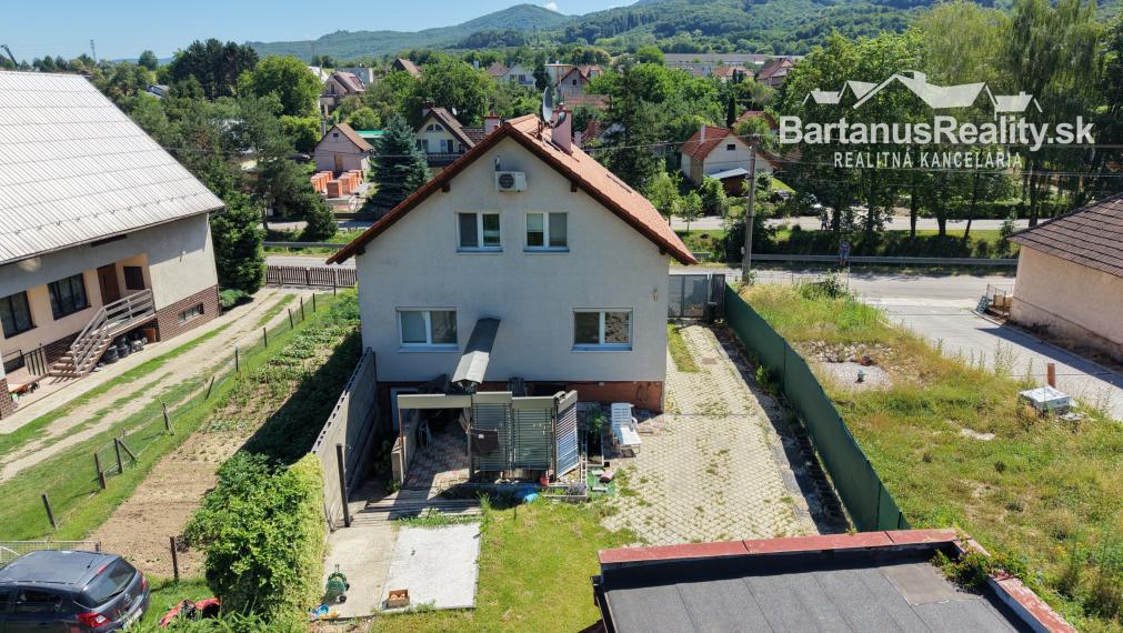 Na predaj rozmerný, čiastočne prerobený 6 izbový rodinný dom v obci Mníchova Lehota pri Trenčíne.