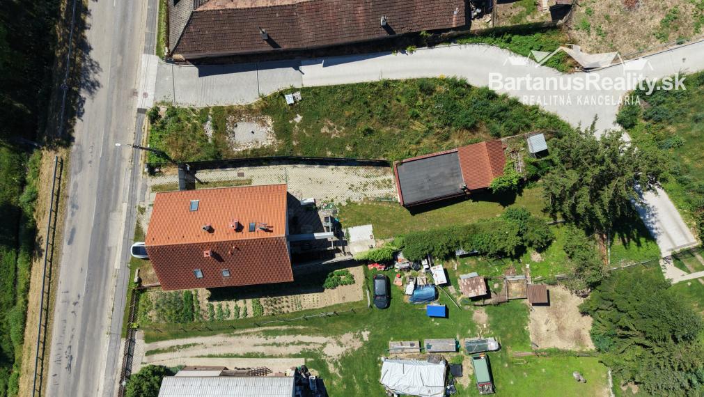 Na predaj rozmerný, čiastočne prerobený 6 izbový rodinný dom v obci Mníchova Lehota pri Trenčíne.