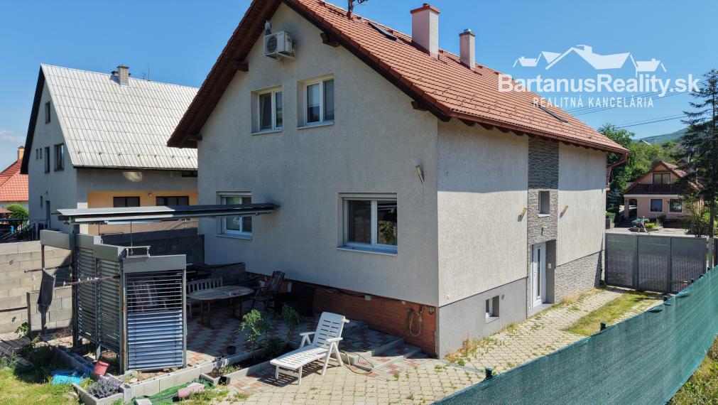 Na predaj rozmerný, čiastočne prerobený 6 izbový rodinný dom v obci Mníchova Lehota pri Trenčíne.