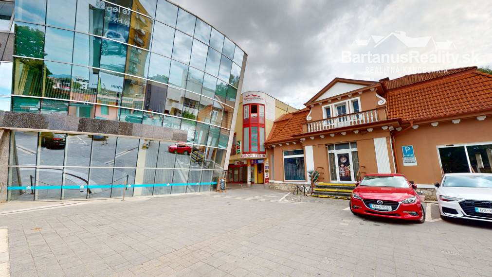 Na prenájom obchodný priestor v centre Trenčína, na prízemí Polyfunkčnej budovy na ul. Vajanského 7 o rozlohe 145 m2.