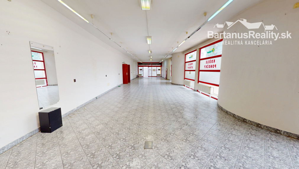 Na prenájom obchodný priestor v centre Trenčína, na prízemí Polyfunkčnej budovy na ul. Vajanského 7 o rozlohe 145 m2.