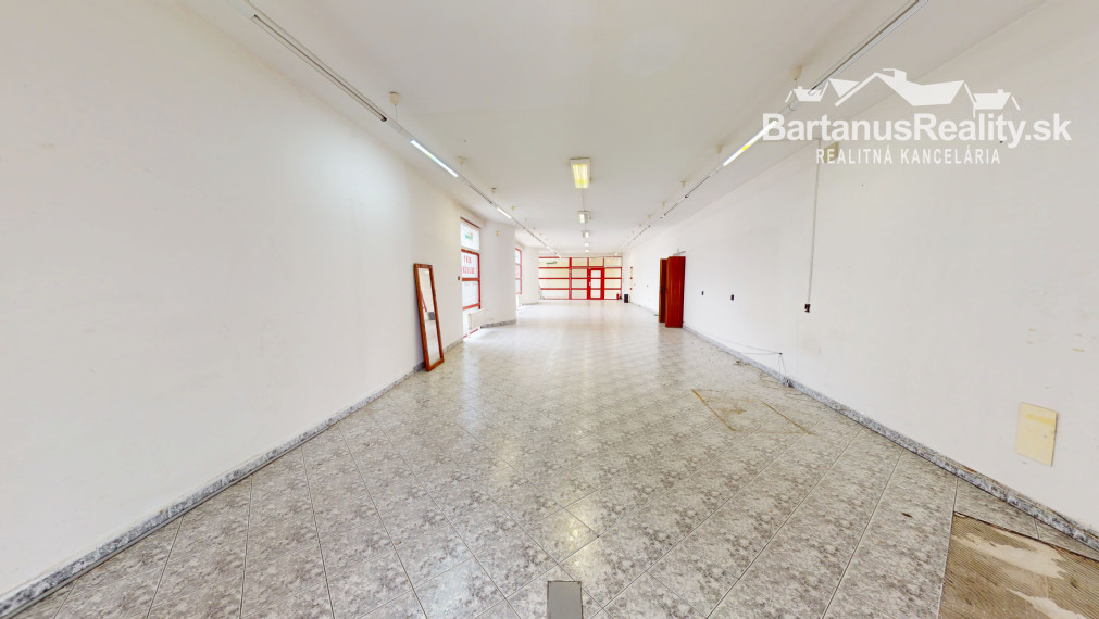 Na prenájom obchodný priestor v centre Trenčína, na prízemí Polyfunkčnej budovy na ul. Vajanského 7 o rozlohe 145 m2.