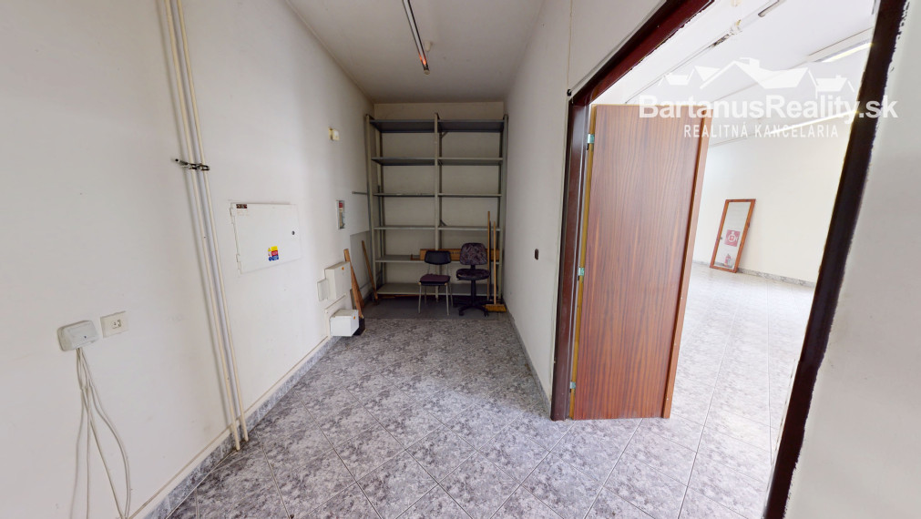 Na prenájom obchodný priestor v centre Trenčína, na prízemí Polyfunkčnej budovy na ul. Vajanského 7 o rozlohe 145 m2.