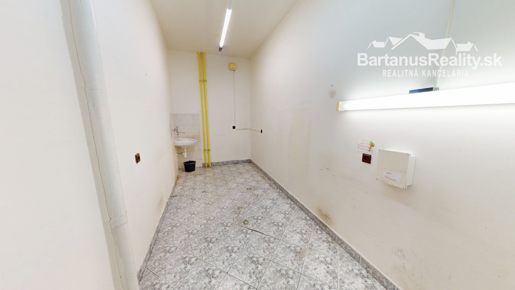 Na prenájom obchodný priestor v centre Trenčína, na prízemí Polyfunkčnej budovy na ul. Vajanského 7 o rozlohe 145 m2.