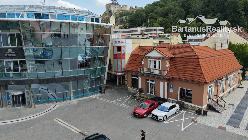 Na prenájom obchodný priestor v centre Trenčína, na prízemí Polyfunkčnej budovy na ul. Vajanského 7 o rozlohe 145 m2.
