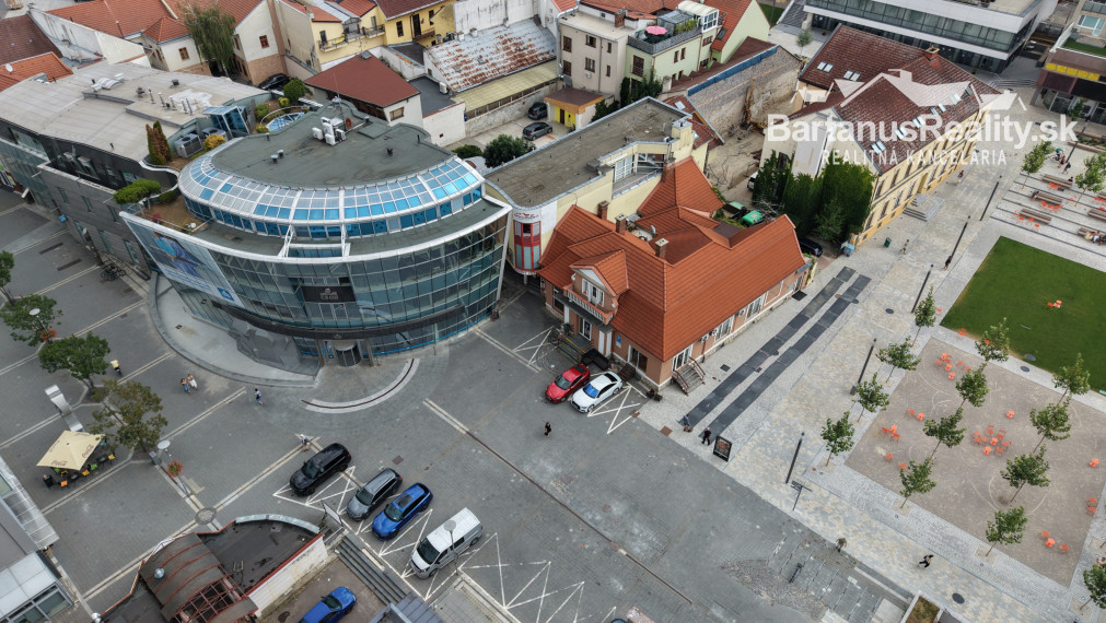 Na prenájom obchodný priestor v centre Trenčína, na prízemí Polyfunkčnej budovy na ul. Vajanského 7 o rozlohe 145 m2.