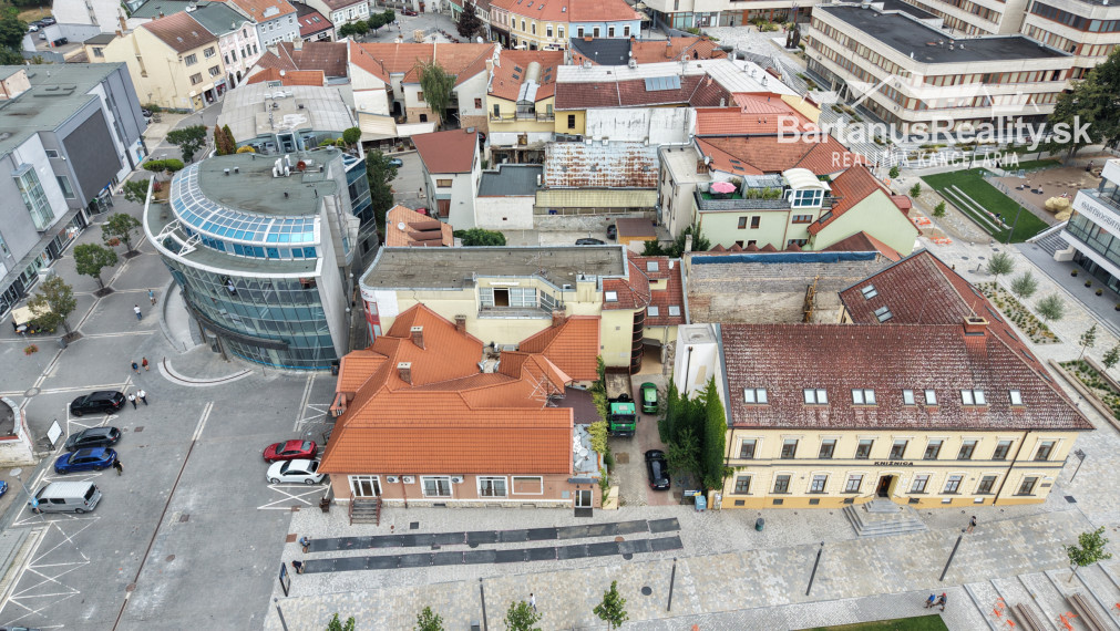 Na prenájom obchodný priestor v centre Trenčína, na prízemí Polyfunkčnej budovy na ul. Vajanského 7 o rozlohe 145 m2.