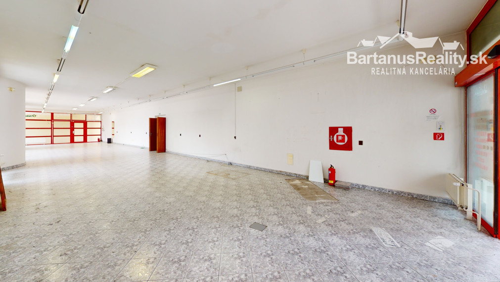 Na prenájom obchodný priestor v centre Trenčína, na prízemí Polyfunkčnej budovy na ul. Vajanského 7 o rozlohe 145 m2.