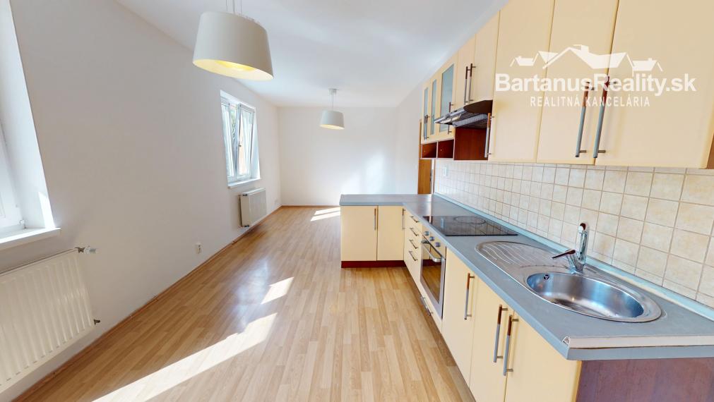 Ponúkame na prenájom 3-izbový byt s balkónom v Trenčíne, sídlisko Juh, ulica Východná.