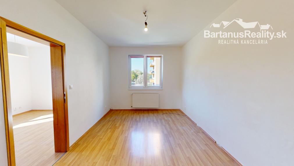 Ponúkame na prenájom 3-izbový byt s balkónom v Trenčíne, sídlisko Juh, ulica Východná.
