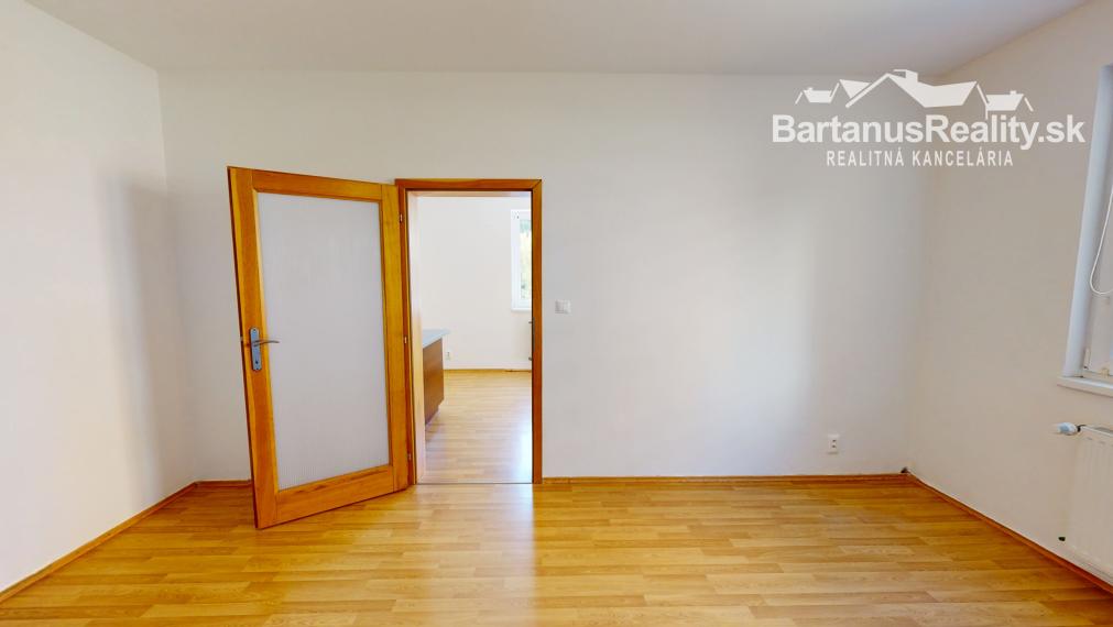 Ponúkame na prenájom 3-izbový byt s balkónom v Trenčíne, sídlisko Juh, ulica Východná.