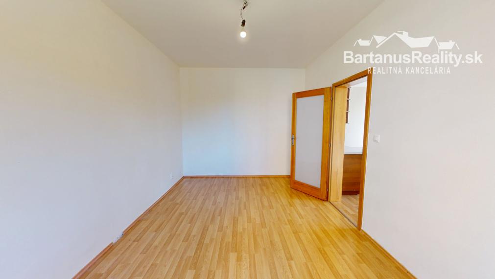 Ponúkame na prenájom 3-izbový byt s balkónom v Trenčíne, sídlisko Juh, ulica Východná.