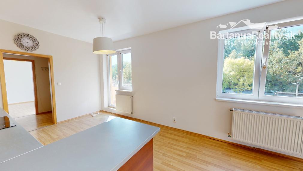 Ponúkame na prenájom 3-izbový byt s balkónom v Trenčíne, sídlisko Juh, ulica Východná.