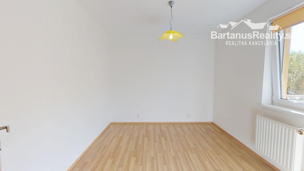 Ponúkame na prenájom 3-izbový byt s balkónom v Trenčíne, sídlisko Juh, ulica Východná.