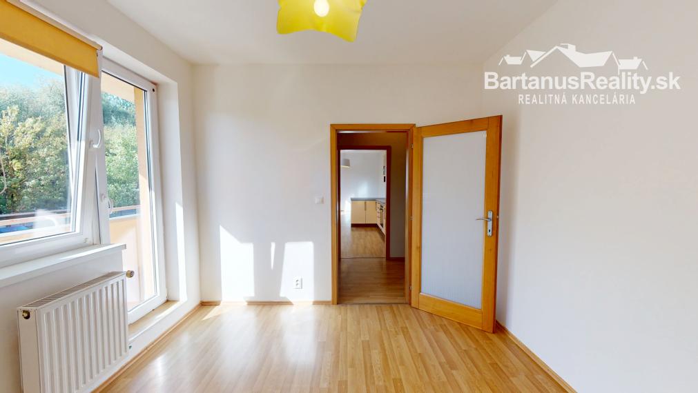 Ponúkame na prenájom 3-izbový byt s balkónom v Trenčíne, sídlisko Juh, ulica Východná.