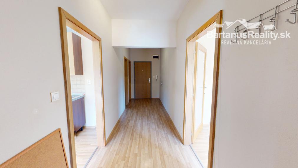 Ponúkame na prenájom 3-izbový byt s balkónom v Trenčíne, sídlisko Juh, ulica Východná.