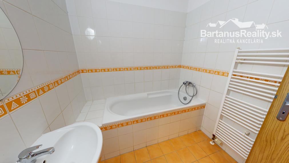 Ponúkame na prenájom 3-izbový byt s balkónom v Trenčíne, sídlisko Juh, ulica Východná.