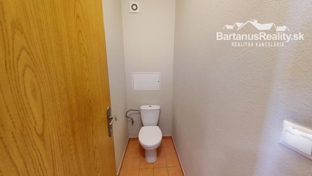 Ponúkame na prenájom 3-izbový byt s balkónom v Trenčíne, sídlisko Juh, ulica Východná.