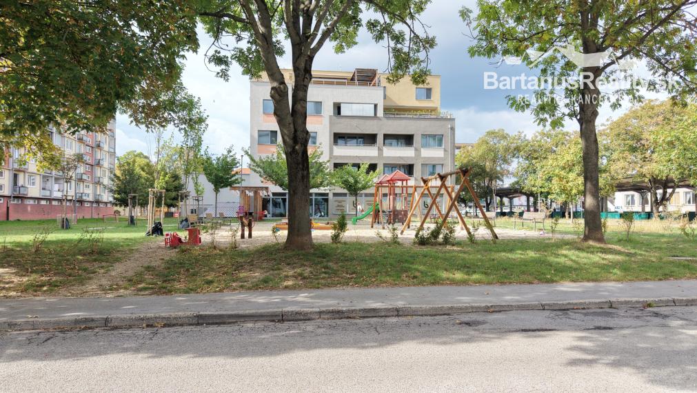 Ponúkame na predaj 3-izbový byt na ul. 28. októbra v Trenčíne