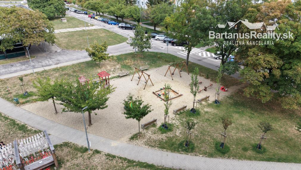 Ponúkame na predaj 3-izbový byt na ul. 28. októbra v Trenčíne