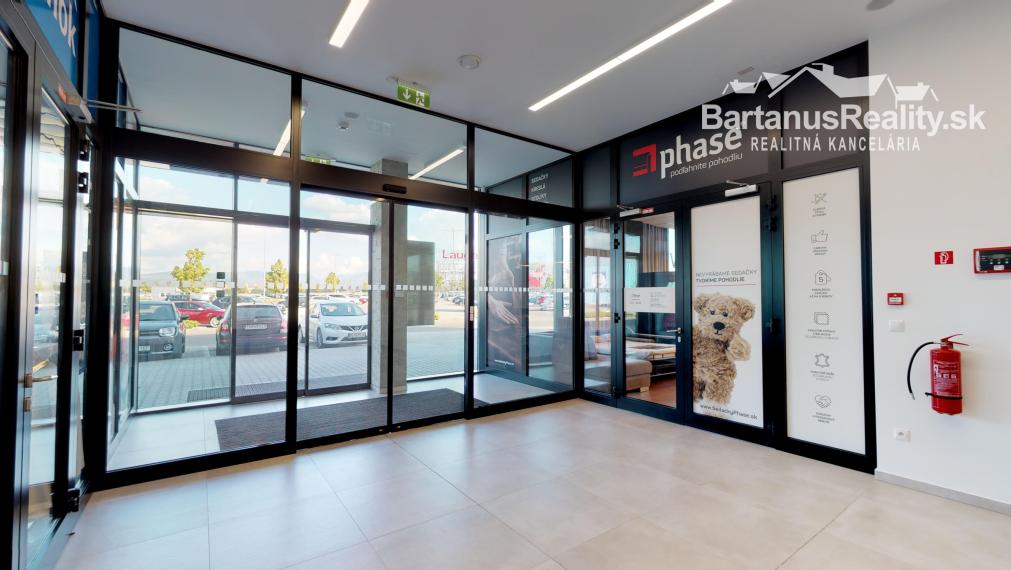 BartanusReality - Na prenájom atraktívne obchodné priestory o rozlohe 375 m2 v budove LIVING BOX v Trenčíne