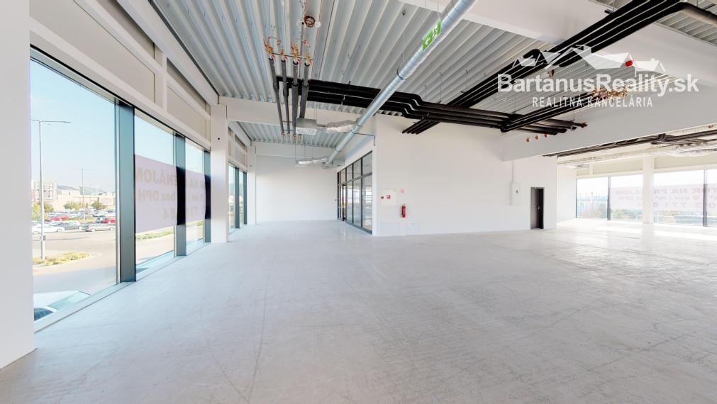 BartanusReality - Na prenájom atraktívne obchodné priestory o rozlohe 375 m2 v budove LIVING BOX v Trenčíne