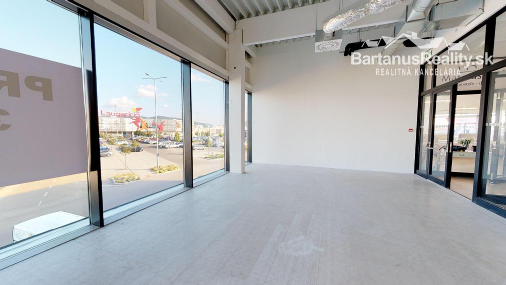 BartanusReality - Na prenájom atraktívne obchodné priestory o rozlohe 375 m2 v budove LIVING BOX v Trenčíne