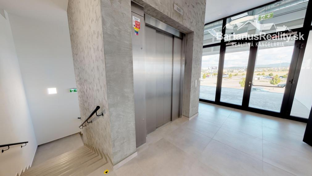 BartanusReality - Na prenájom atraktívne obchodné priestory o rozlohe 375 m2 v budove LIVING BOX v Trenčíne