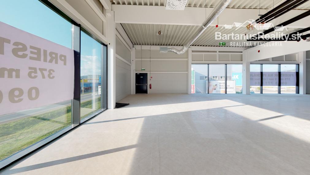 BartanusReality - Na prenájom atraktívne obchodné priestory o rozlohe 375 m2 v budove LIVING BOX v Trenčíne
