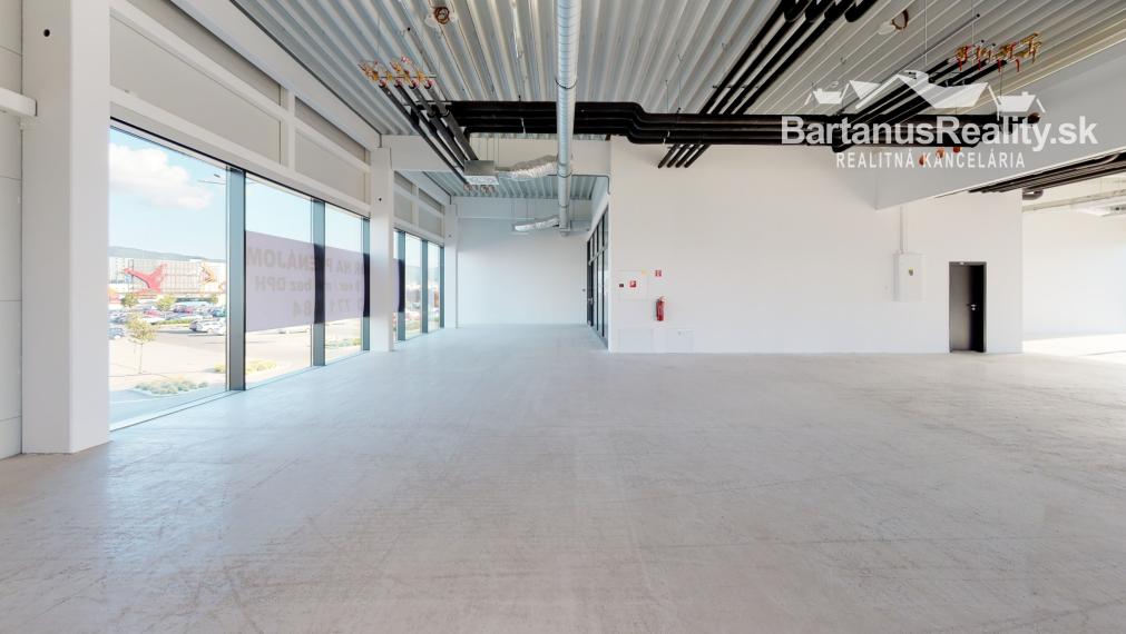 BartanusReality - Na prenájom atraktívne obchodné priestory o rozlohe 375 m2 v budove LIVING BOX v Trenčíne