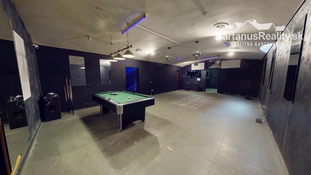 Na prenájom priestor kde bol nočný bar, bývalý striptízový podnik Black & White, v centre Trenčína