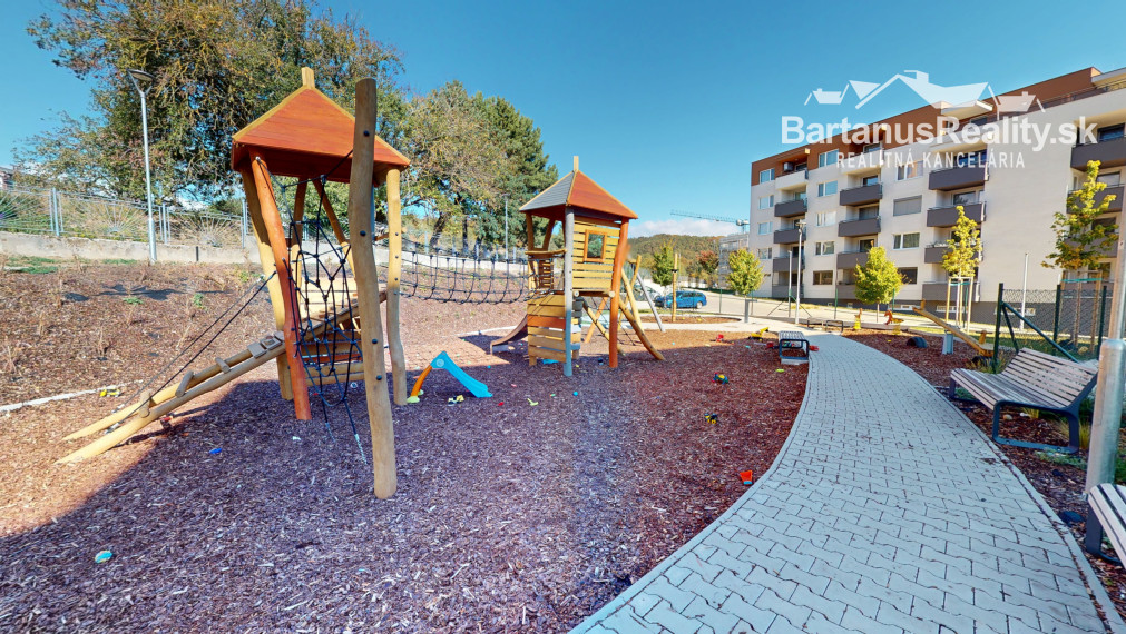 BartanusReality - Na predaj nadštandardný 3-izbový byt o rozlohe 93 m2 s terasou 73 m2 v Trenčíne, sídlisko JUH, ul. Liptovská