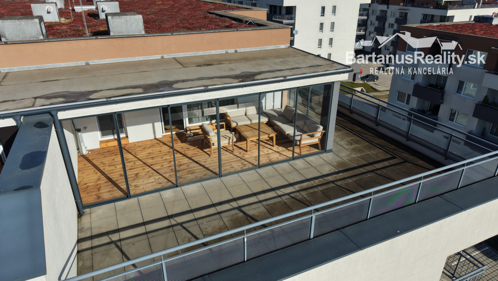 BartanusReality - Na predaj nadštandardný 3-izbový byt o rozlohe 93 m2 s terasou 73 m2 v Trenčíne, sídlisko JUH, ul. Liptovská