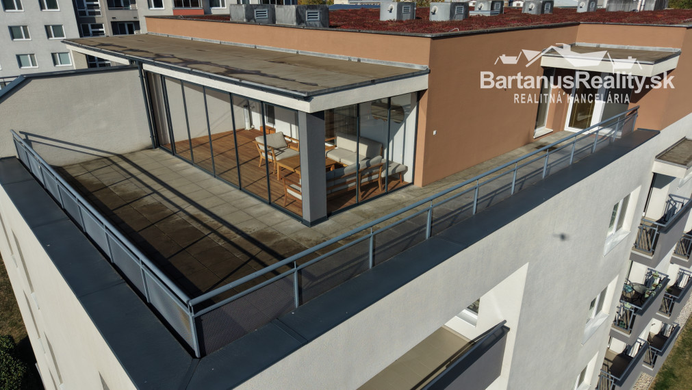BartanusReality - Na predaj nadštandardný 3-izbový byt o rozlohe 93 m2 s terasou 73 m2 v Trenčíne, sídlisko JUH, ul. Liptovská