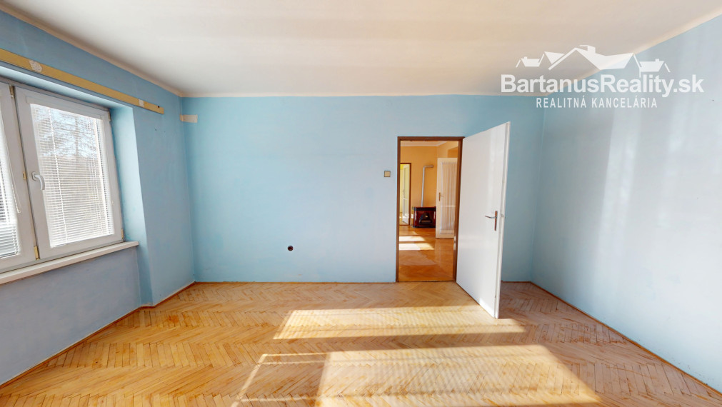 BartanusReality: Na predaj priestranný 3-izbový tehlový byt (71 m²) s garážou v uzavretom dvore – Trenčín, Zámostie.