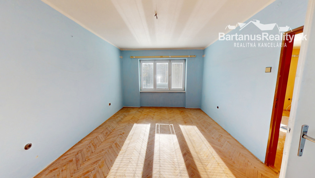 BartanusReality: Na predaj priestranný 3-izbový tehlový byt (71 m²) s garážou v uzavretom dvore – Trenčín, Zámostie.