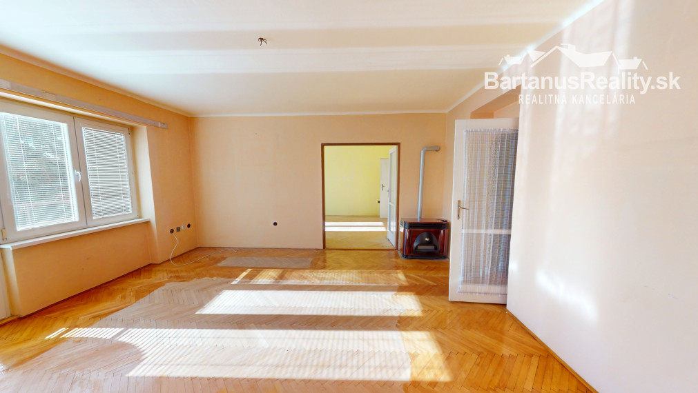 BartanusReality: Na predaj priestranný 3-izbový tehlový byt (71 m²) s garážou v uzavretom dvore – Trenčín, Zámostie.