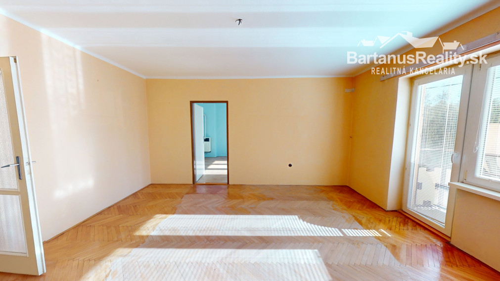 BartanusReality: Na predaj priestranný 3-izbový tehlový byt (71 m²) s garážou v uzavretom dvore – Trenčín, Zámostie.