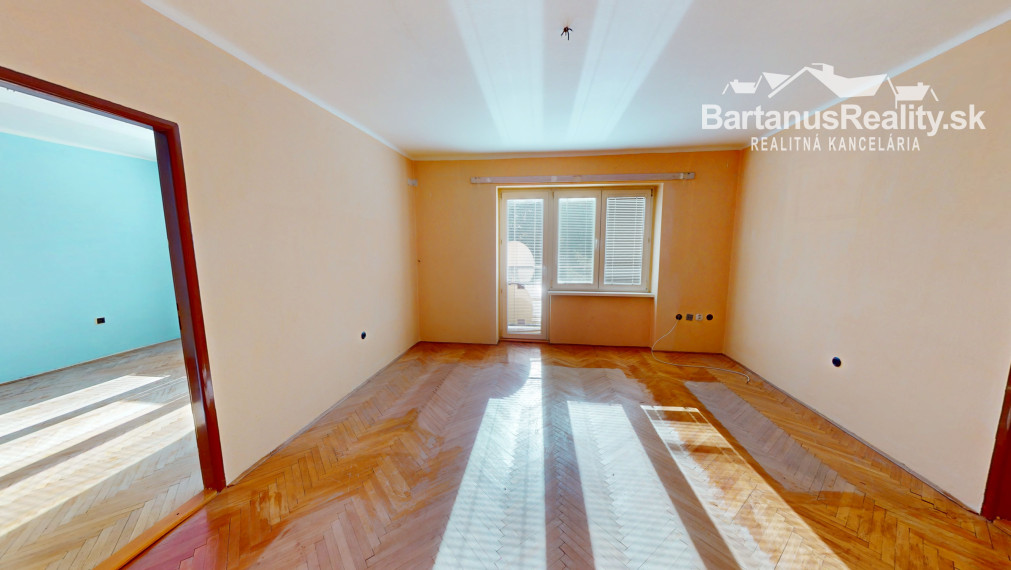 BartanusReality: Na predaj priestranný 3-izbový tehlový byt (71 m²) s garážou v uzavretom dvore – Trenčín, Zámostie.
