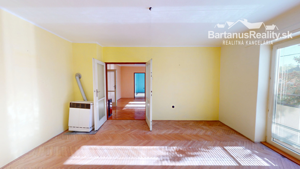 BartanusReality: Na predaj priestranný 3-izbový tehlový byt (71 m²) s garážou v uzavretom dvore – Trenčín, Zámostie.