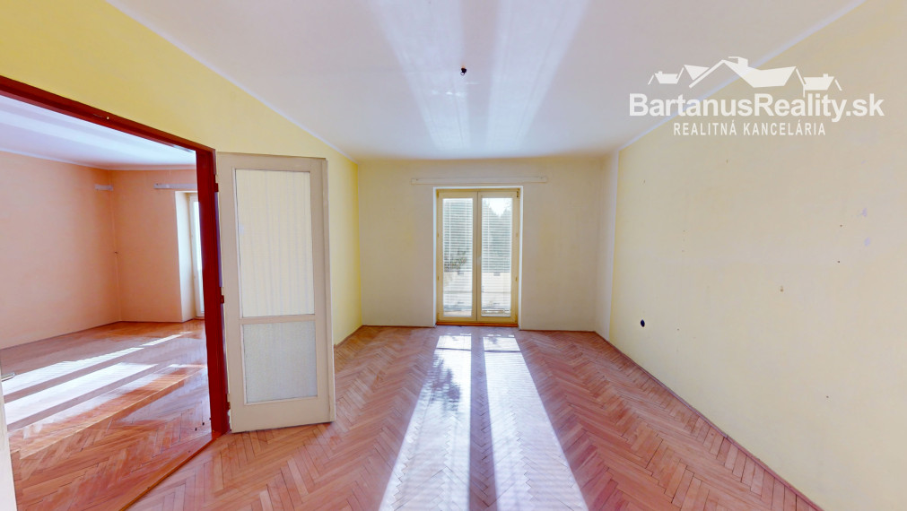 BartanusReality: Na predaj priestranný 3-izbový tehlový byt (71 m²) s garážou v uzavretom dvore – Trenčín, Zámostie.