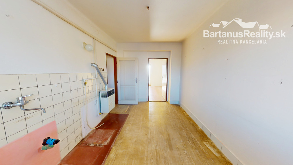 BartanusReality: Na predaj priestranný 3-izbový tehlový byt (71 m²) s garážou v uzavretom dvore – Trenčín, Zámostie.