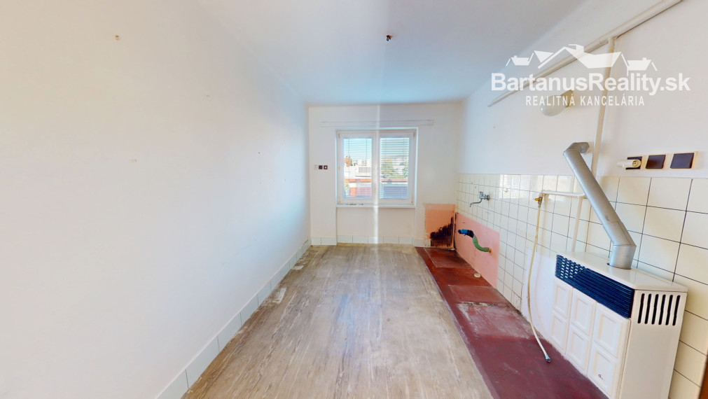 BartanusReality: Na predaj priestranný 3-izbový tehlový byt (71 m²) s garážou v uzavretom dvore – Trenčín, Zámostie.