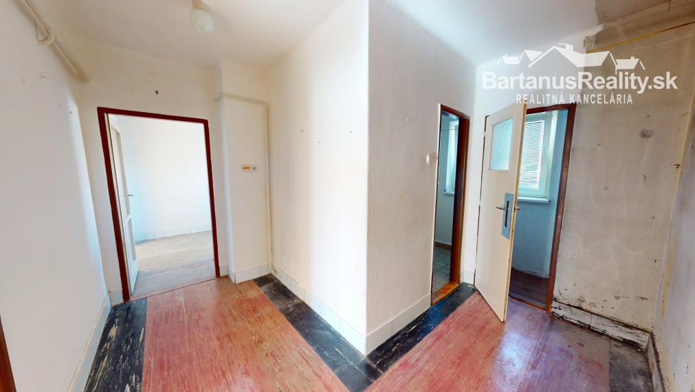 BartanusReality: Na predaj priestranný 3-izbový tehlový byt (71 m²) s garážou v uzavretom dvore – Trenčín, Zámostie.