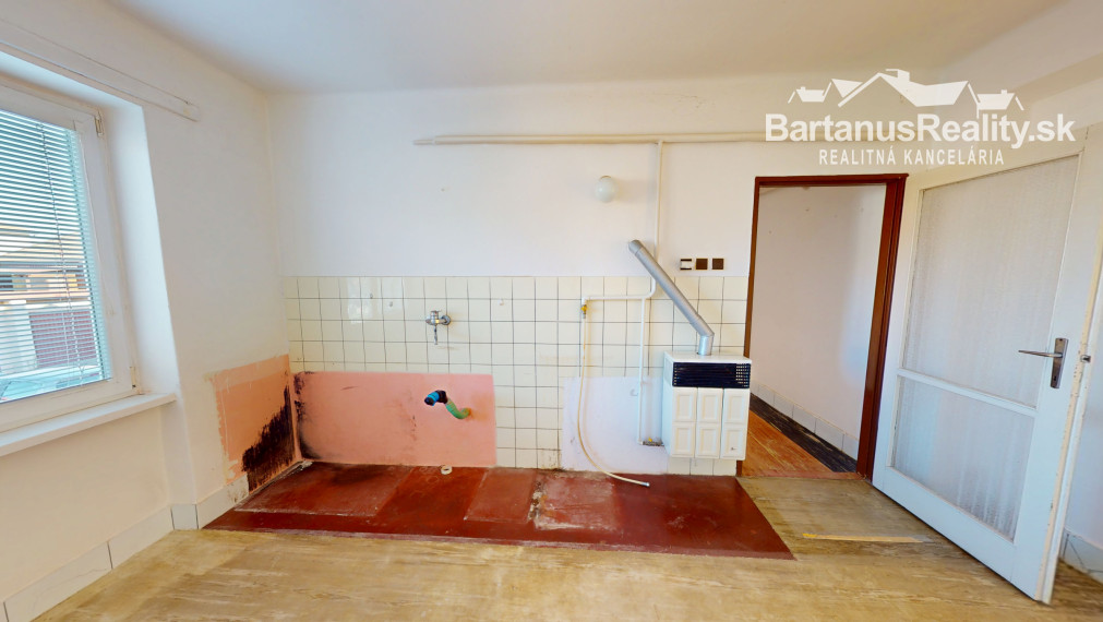 BartanusReality: Na predaj priestranný 3-izbový tehlový byt (71 m²) s garážou v uzavretom dvore – Trenčín, Zámostie.