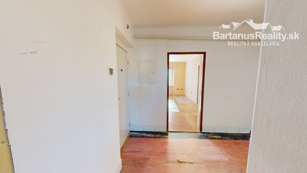 BartanusReality: Na predaj priestranný 3-izbový tehlový byt (71 m²) s garážou v uzavretom dvore – Trenčín, Zámostie.