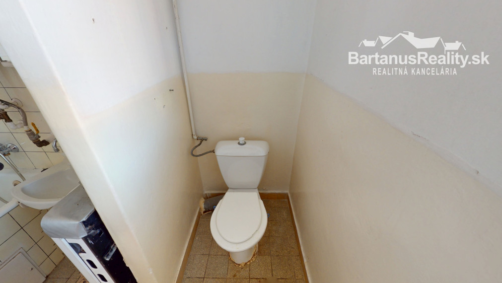 BartanusReality: Na predaj priestranný 3-izbový tehlový byt (71 m²) s garážou v uzavretom dvore – Trenčín, Zámostie.
